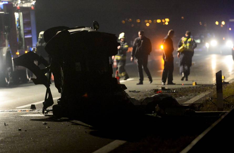 Naletjeli na prikolicu: Poginuli vozač i suvozač iz automobila