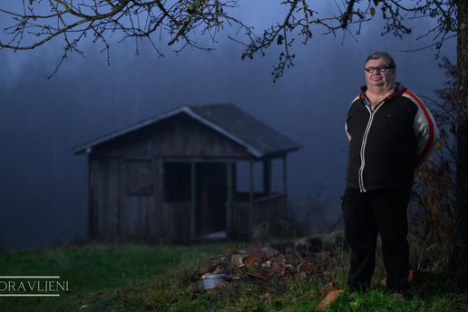 Prokleta je dr&zcaron;ava i zlato &scaron;to sja