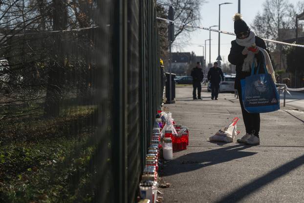 Zagreb: Poruke i svijeće za stradale u Osnovnoj školi Prečko 