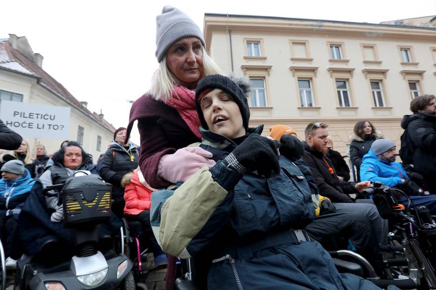 Laura je slijepa i ima cerebralnu paralizu, završila je fakultet: 'Moj tata je sa mnom učio'