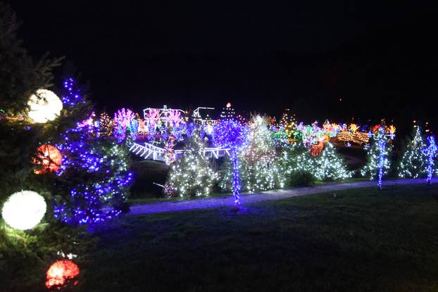 Grabovnica: Započela božićna čarolija svjetla obitelji Salaj