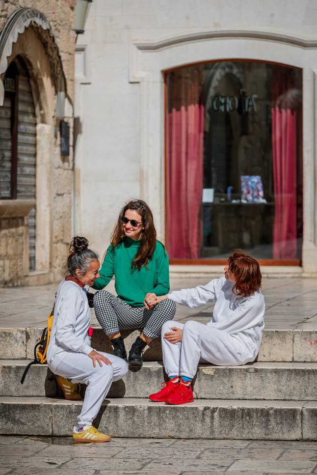 Performans 'Milovanje' na splitskom Peristilu