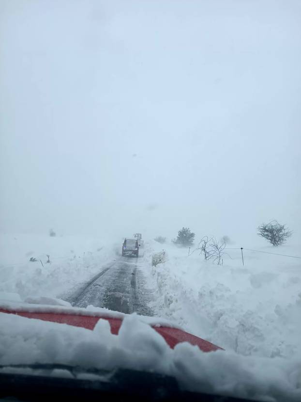 320 SLIKA ZIMSKOG KAOSA Orkanski vjetrovi, mećava i velike poplave pogodile zemlju