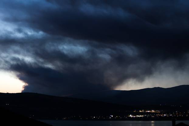 Pogled na požar deponija u Labinu Dalmatinskom
