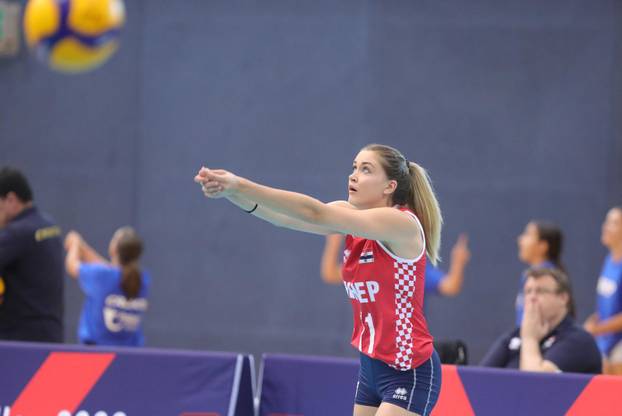 Zagrijavanje odbojkašica uoči početka susreta Hrvatske i Kosova u kvalifikacijama za odlazak na Europsko prvenstvo