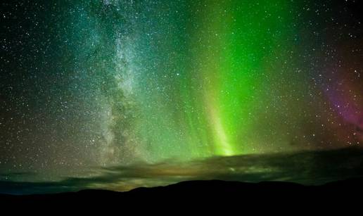 Na istoj snimci Aurora borealis, Mliječni put i meteroit na nebu