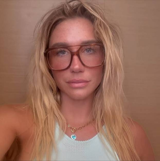 Pronađi Keshu! Nosila neobičnu cvjetnu kreaciju i šokirala sve: Izgledala poput velikog buketa