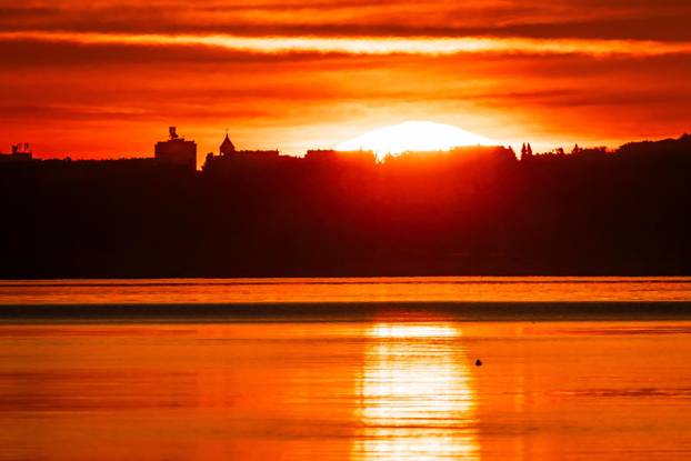 Kaštel Stari: Izlazak Sunca nad Splitom
