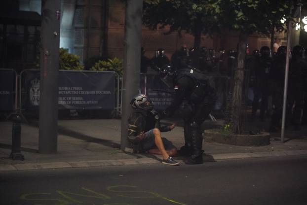 Beograd: Policija rastjerala građane koji su bili okupljeni u Ulici Kneza Miloša, nekoliko građana ozlijeđeno