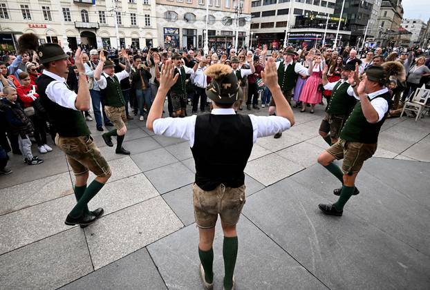 Zagreb: Folklorna skupina iz Austrije zabavljala prolaznike na glavnom gradskom Trgu