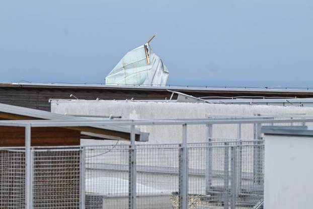 Zagreb: Ministar Fuchs zajedno s Tomislavom Toma&scaron;evi&cacute;em obi&scaron;ao je Osnovnu &scaron;kolu Remete koja je stradala u nevremenu