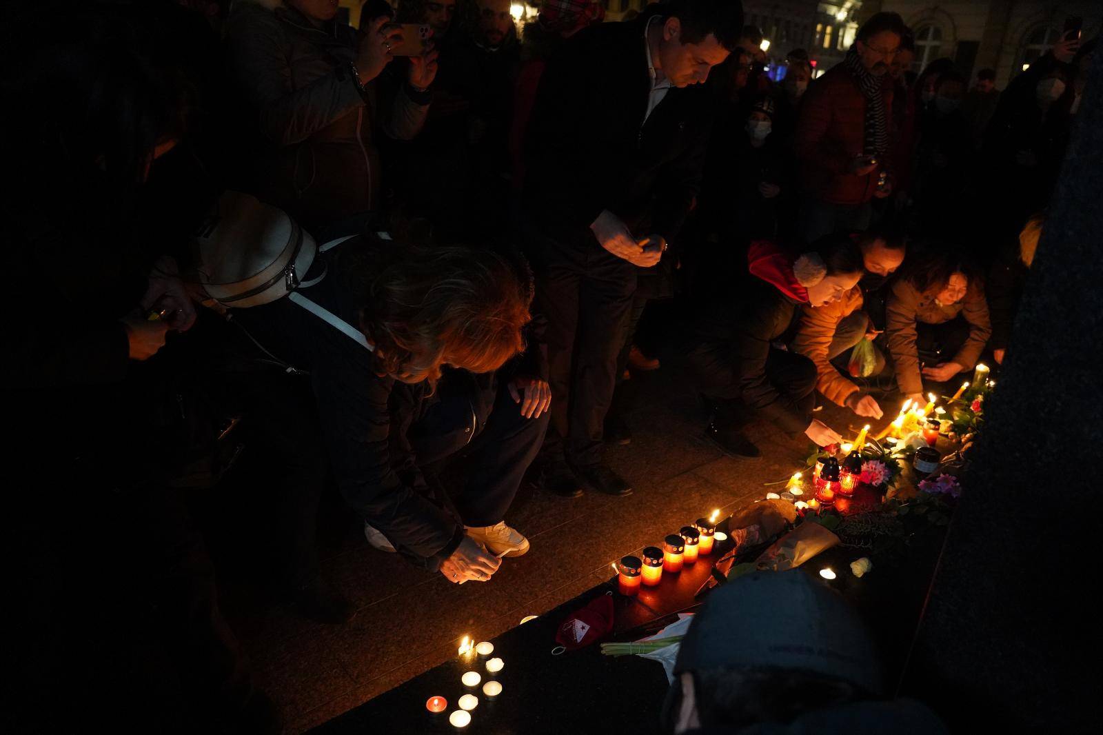 Novosađani se opraštaju od Balaševića paljenjem svijeća na Trgu Slobode