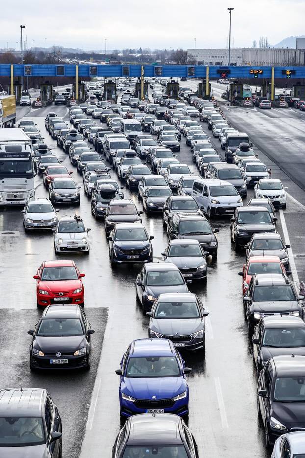 Početak skijaškog tjedna i kraj blagdana uzrok je gužve na graničnom prijelazu Bregana