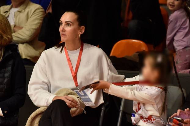 Preslatke scene: Dario Šarić, Antonija Mišura i druge face s djecom na susretu košarkašica