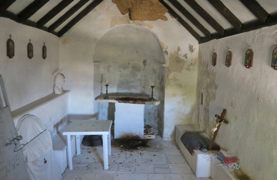 Kaštela: Uz oltar u crkvi zapalili vatru i napravili peku