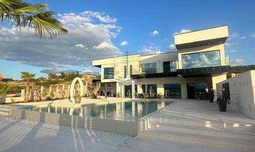 FOTO Luksuzni spektakl! Što mislite koliko stoji ova vila prvi red do mora u Novigradu?