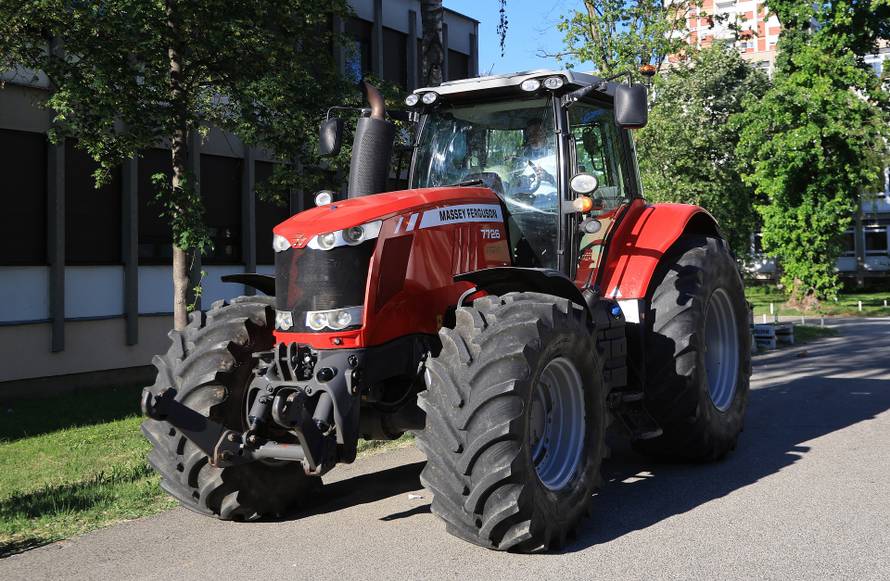 24sata Rugvica: Maturant iz Ježeva, traktorom do Građevinske škole na maturalnu večer