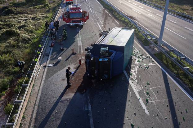 Dugopolje: Kamion koji je prevozio boac prevrnuo se na bok 