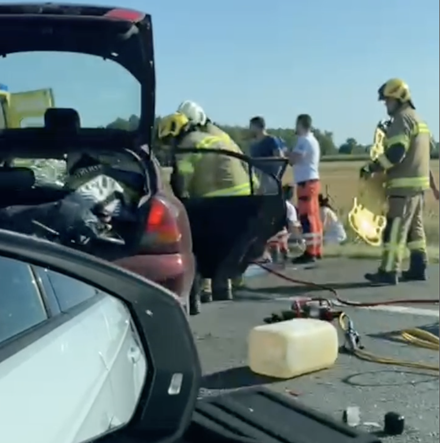 VIDEO  Kamion se na A3 zabio u zaštitnu ogradu, slupala se tri automobila, četvero ozlijeđenih