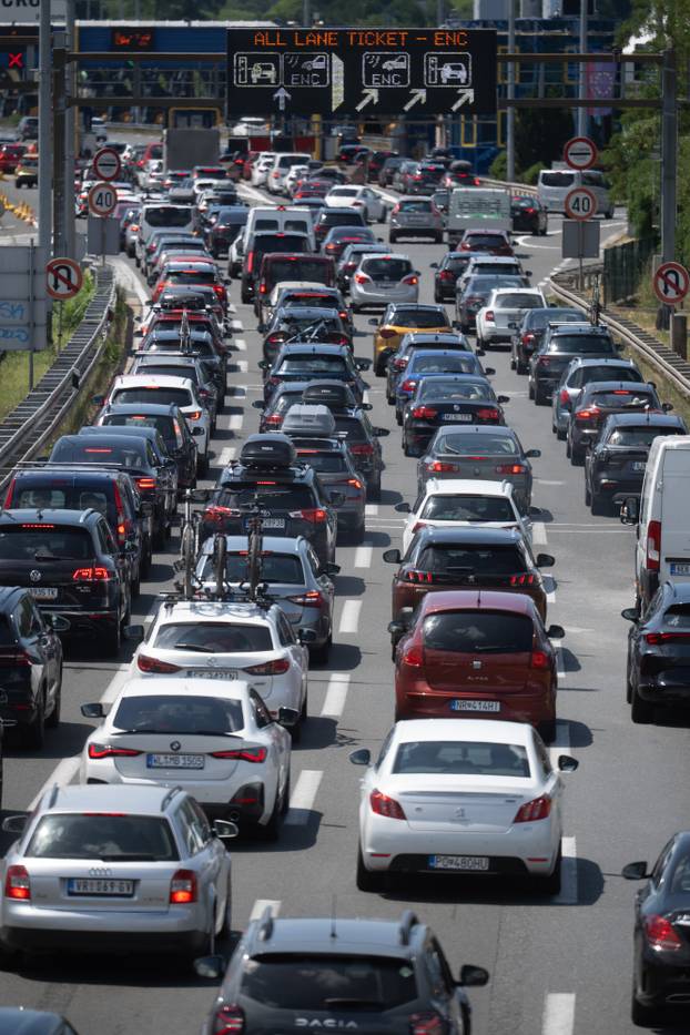 Zagreb: Pojačan promet u smjeru prema moru ispred NP Lučko