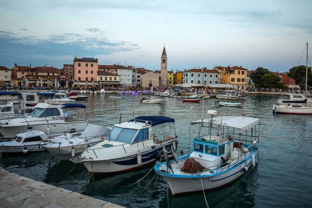 Fažana: Riva pretvorena u galeriju umjetničkih instalacija posvećenih plavetnilu mora