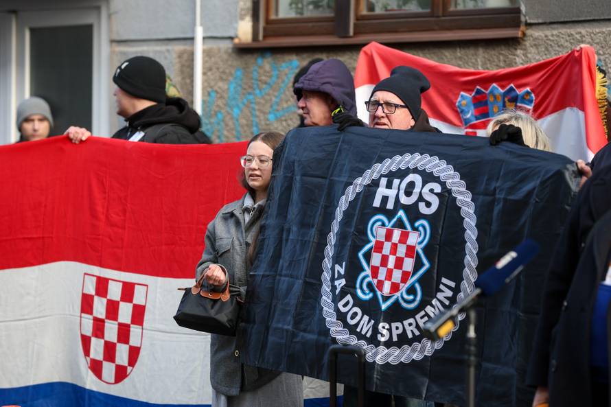 Prosvjednici  su stigli pred stan Tomislava Tomaševića i najavili  da će pjevati Thompsonove pjesme 