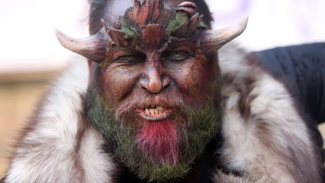 KarlovaÄki frizer maskiran u vikinga zabavlja i dotjeruje svoje muÅ¡terije