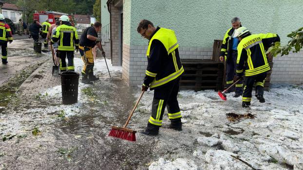 Eine heftige Unwetterfront beendete den extrem heißen Sommertag in Westdeutschland. Aus Frankreich und Luxenburg zogen a
