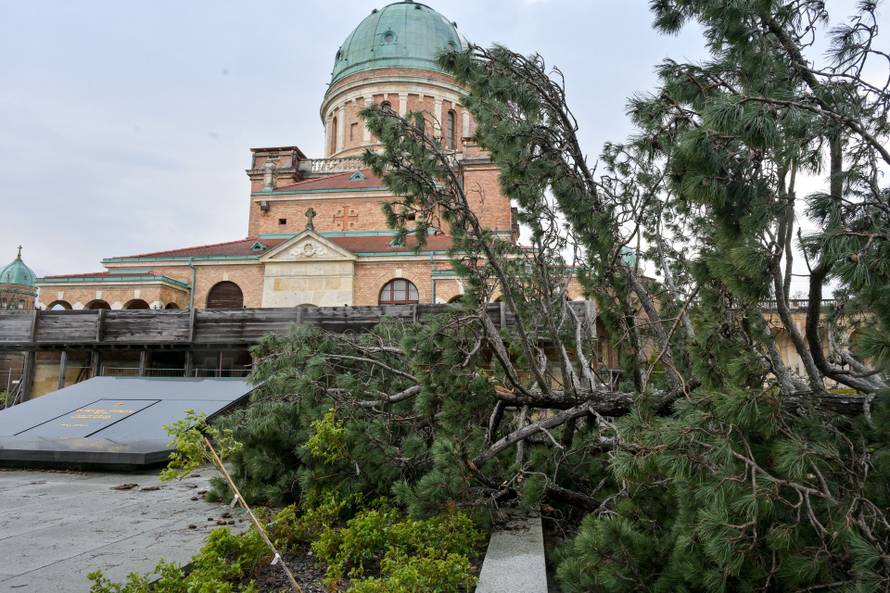 Zagreb: Teško oštećeno gradsko groblje Mirogoj