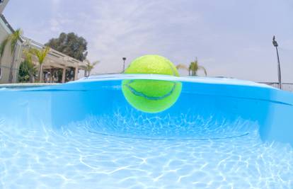 U bazen stavite teniske loptice: Upit će masnoću zaštitnih krema