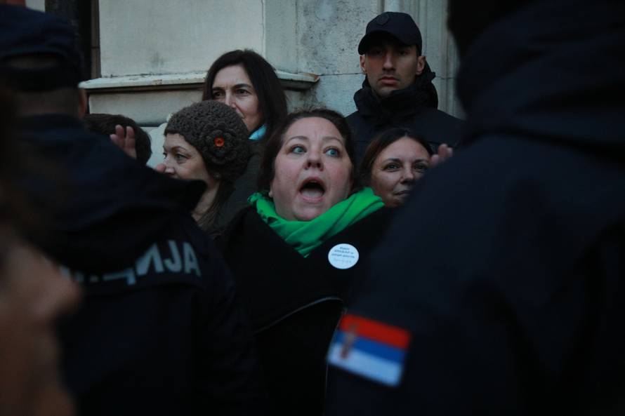 Beograd: Policija upala u Rektorat, građani izašli na ulice