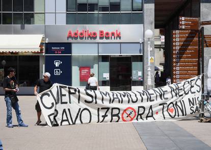 Zagreb: Prosvjednik natpisom "Cijepi si mamu, mene nećeš" jasno izrazio svoj stav