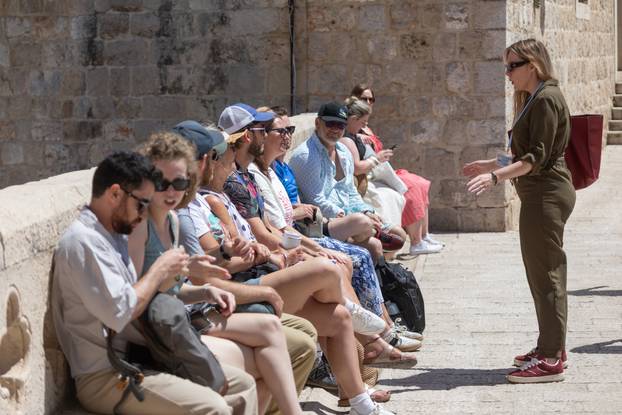 Brojni turisti traže osvježenje na visokim temperaturama u Dubrovniku