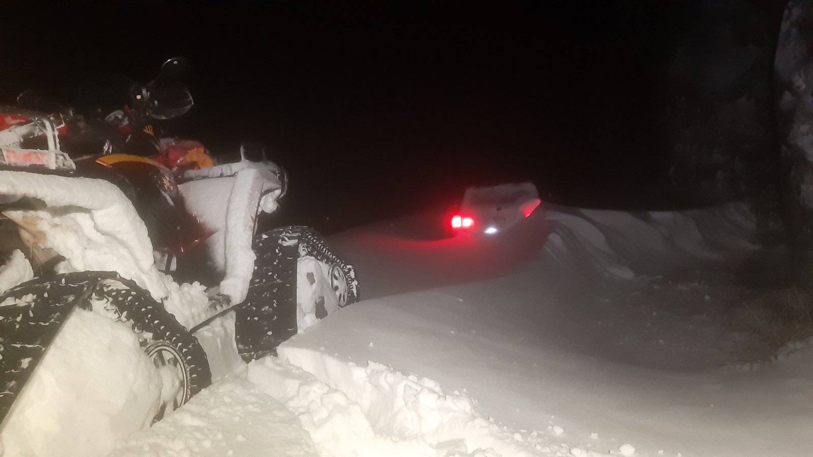 Išli autom u 'đir' po mećavi na Velebit, spasio ih HGSS: 'Auto će izvući tek kad snijeg okopni'