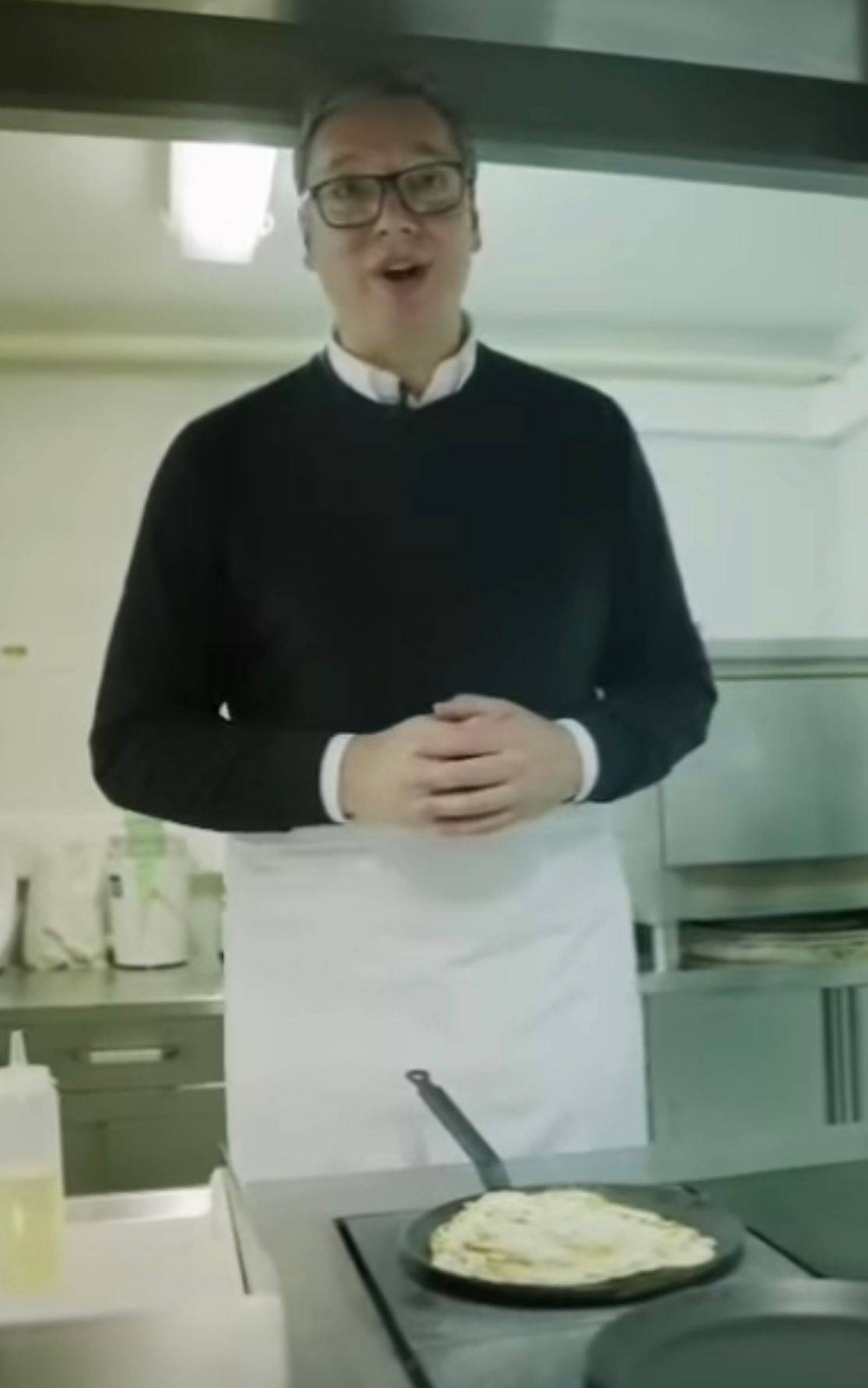 VIDEO Vučić pokazao kako vrti palačinke: E, uništio sam oblik, ova će biti za mene. Smiju mi se