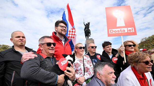 Zagreb: Okupljanje sudionika prosvjednog skupa 'Dosta je!'