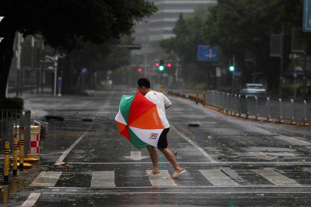 Super Typhoon Ragasa approaches in Shenzhen