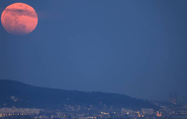 Krvavi Mjesec tijekom potpune pomrčine Mjeseca iznad Samobora 