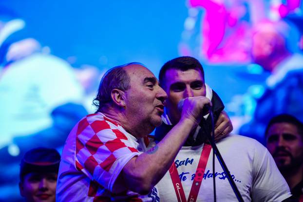 Zadar: Livaković i Erlić na bini u društvu Mladena Grdovića pjevali okupljenima