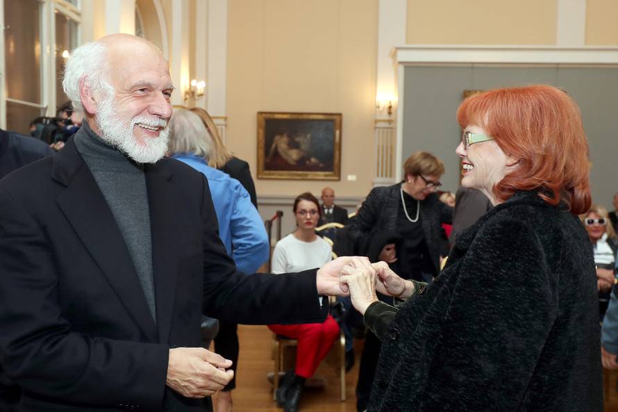 Dimitrije Popović: Promovirao knjigu uz manekenku i lubanju