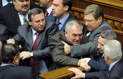 Ukrajinci se mlatili nakon smjene čelnika parlamenta