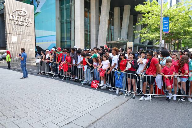 SP 2026 Toronto: Ispred Hotela Delta zajedničko fotografiranje odradili su hrvatski i portugalski navijači