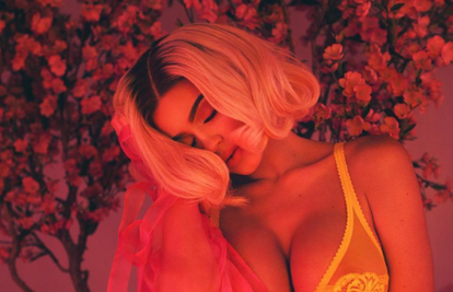 Kylie Jenner za 20. rođendan fanove počastila seksi fotkom