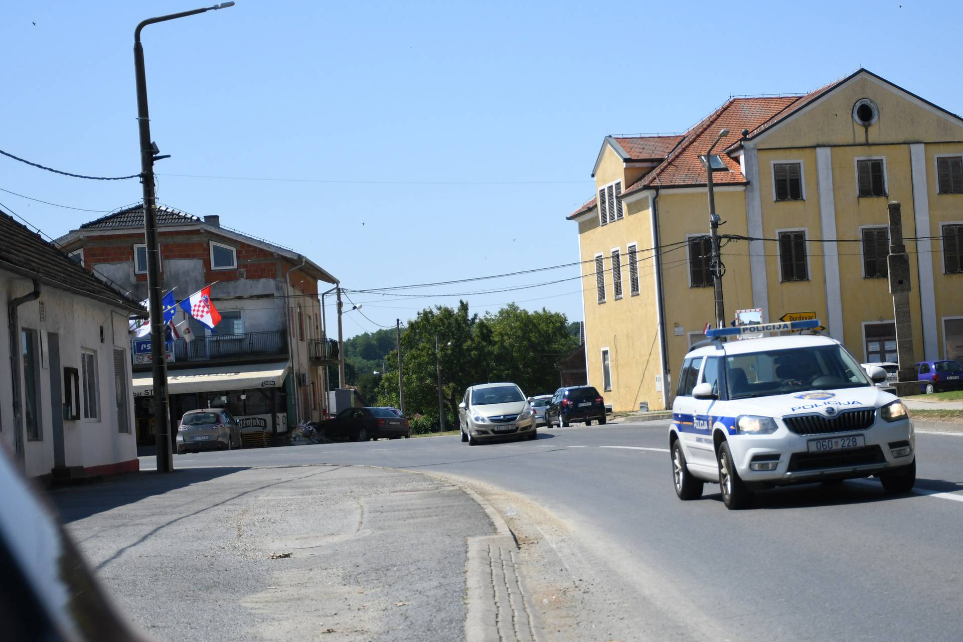 Na proslavi Dana općine Novigrad Podravski muškarac se automobilom zaletio u ljude na terasi kafića