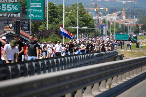 Zagreb: Tisuće fanova Thompsona prolazi Mostom mladosti koji je zatvoren za promet