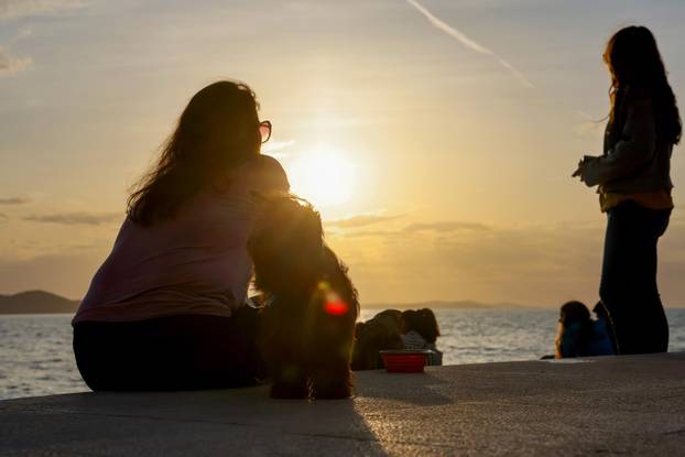 Zadar: Turisti uživaju u zalasku sunca