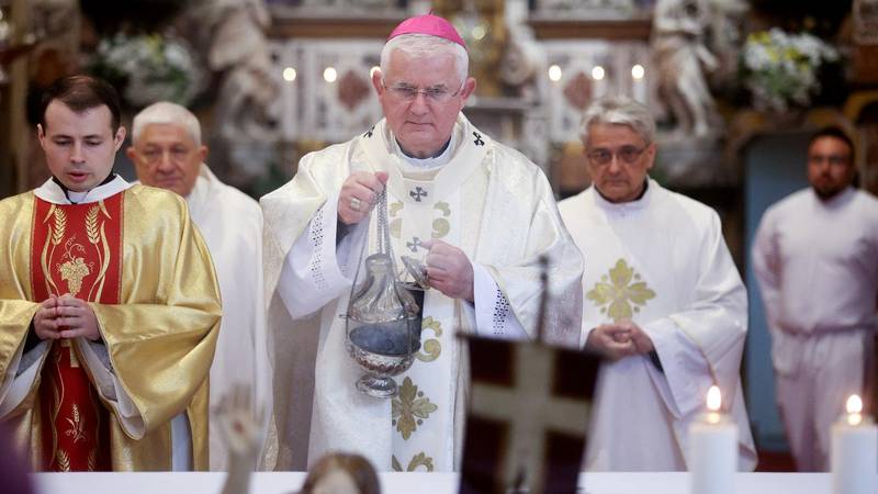 Nadbiskup Uzinić: U vremenu ratova svi su pozvani biti graditelji mira i ljudi dijaloga