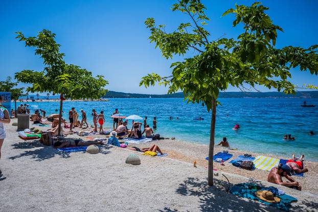 Gužva na splitskoj plaži Kasjuni podno Marjana