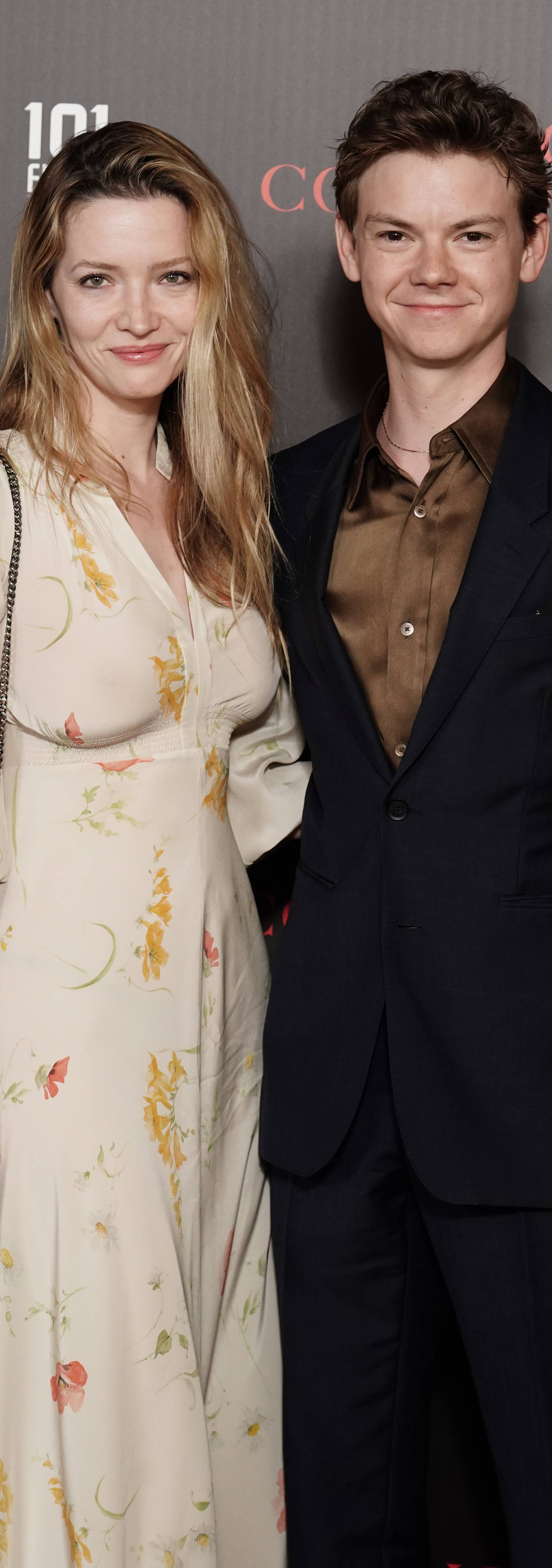 Elizabeth Hurley u odvažnoj svjetlucavoj haljini podržala sina Damiana na londonskoj projekciji njegovog filma 'Strogo povjerljivo'