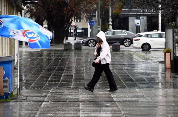 Slavonski Brod:  Kišno i tmurno proljetno poslijepodne na gradskim ulicama